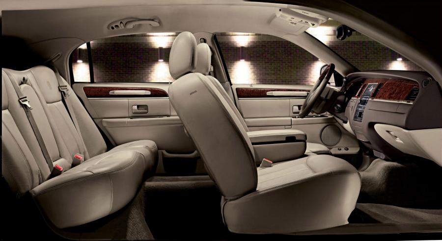  Lincoln Town Car 2003 года  (фото 33 из 68)